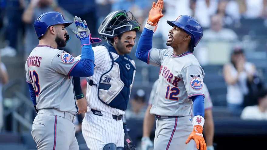 Francisco Lindor (d) celebra con Luis Torrens (i)