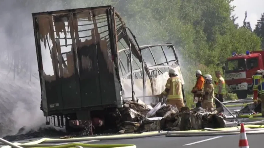 Numerosos desaparecidos tras el choque de un autobús y camión en Alemania