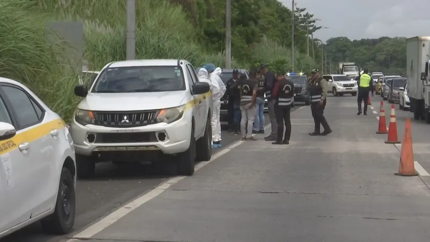 El cuerpo sin vida de una persona fue localizado este lunes en un área de herbazal ubicada a un costado de la Vía Centenario, en el corregimiento de Ancón, cerca del puente sobre el río Mocambo.