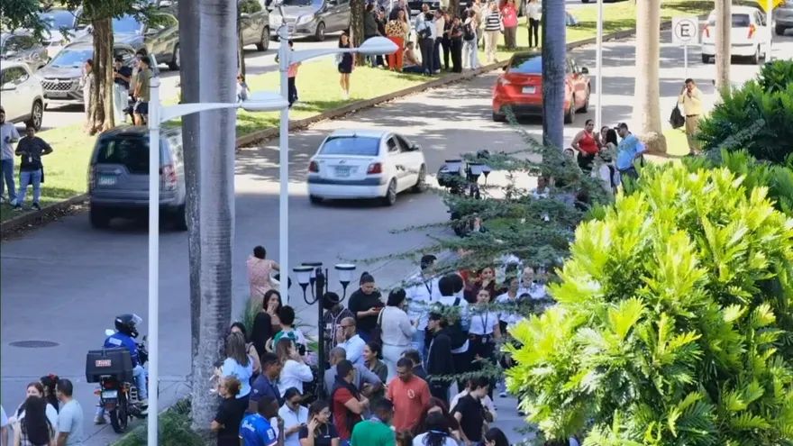 Ciudadanos desalojan edificios ante fuerte temblor en Panamá.