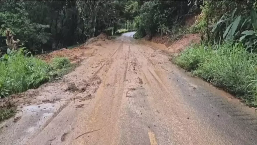 Calle en mal estado en la vía 'Yayas' en Veraguas