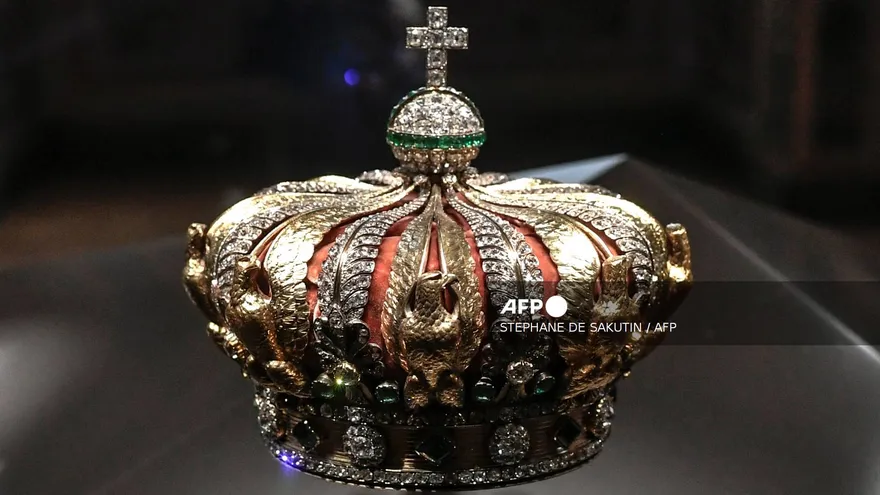 Corona de la emperatriz Eugenia, una pieza del siglo XIX compuesta por 1.354 diamantes y 56 esmeraldas.