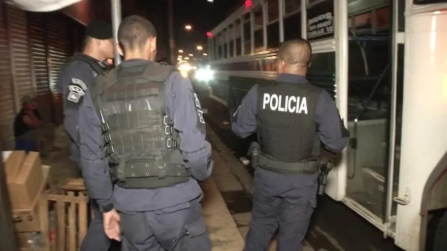 Retienen a conductor de bus tras caída de usuario