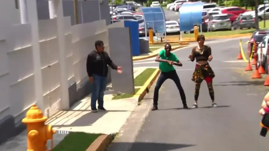 Carolina y Eddy compiten por descubrir cual de los dos camina más rápido