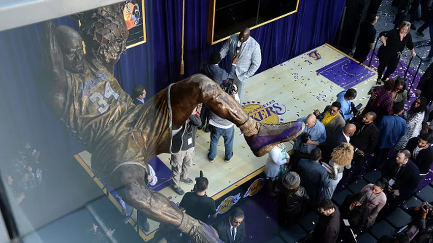 Vista en primer plano de la  estatua de Shaquille O'Neal
