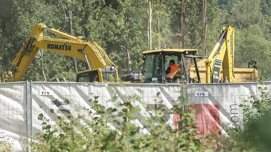 Maquinarias excavan en territorio donde podrían encontrar el oro nazi.