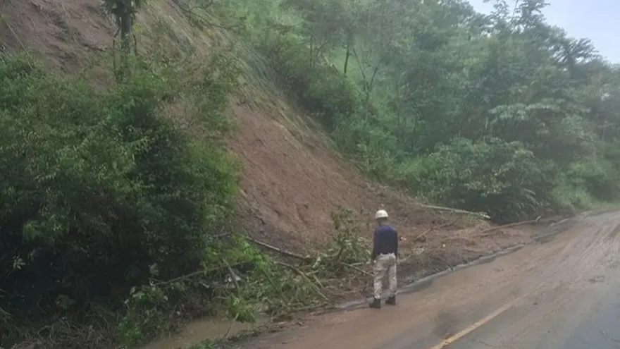 Personal del Sinaproc realizando la inspección de un deslizamiento de tierra registrado en el sector de El Mango en San Lorenzo de Río Grande de Soná el sábado 24 de octubre.