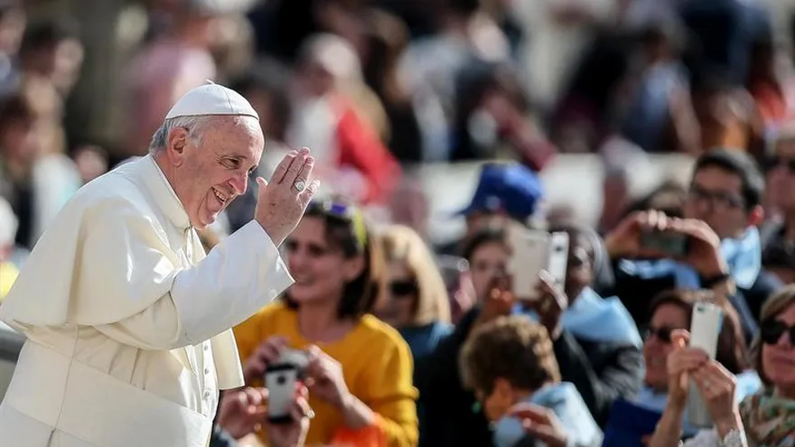 El papa Francisco saluda a los fieles durante la audiencia general de los miércoles en la Plaza de San Pedro en el Vaticano.