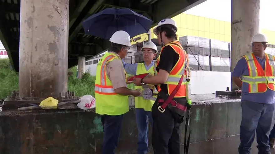 Reparan puente vehicular de Villa Lucre