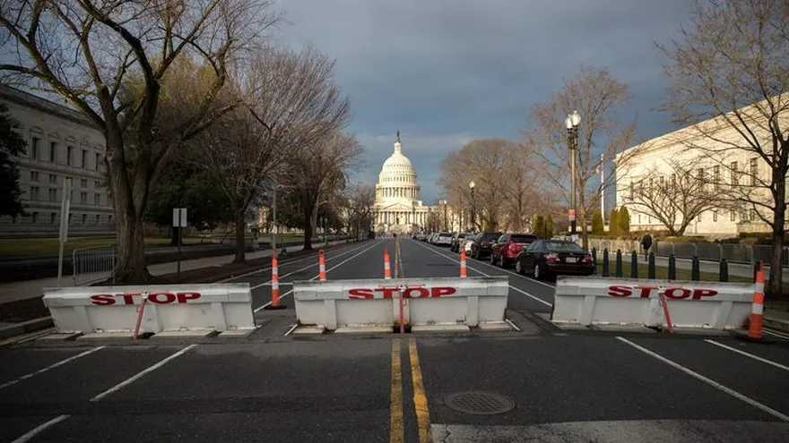 Un ciclista circula por los alrededores del Capitolio dos días antes de la investidura del presidente electo, Donald Trump, en Washington DC (Estados Unidos) el 18 de enero de 2017.