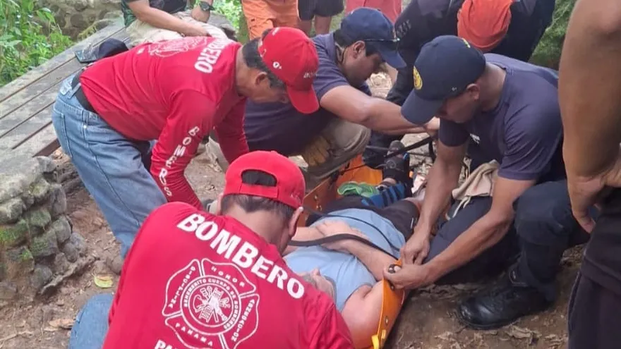 Personal del Cuerpo de Bomberos en medio del rescate