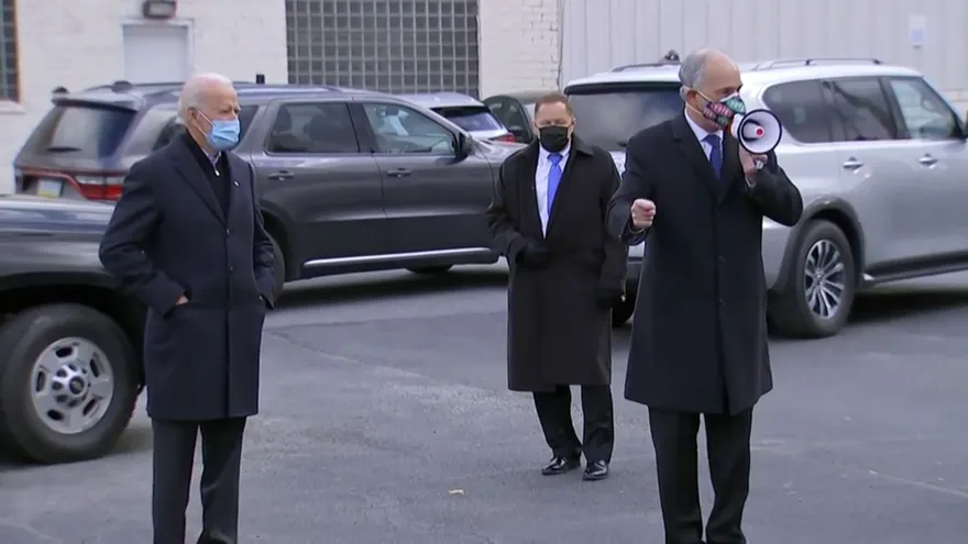 Voy a declarar la victoria ahora”, bromea Joe Biden durante votación