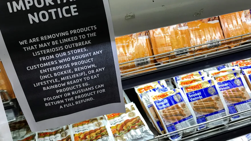 Una nota informativa, el pasado mes de marzo, en la sección de carnes refrigeradas y procesadas de un supermercado de Ciudad del Cabo (Sudáfrica)