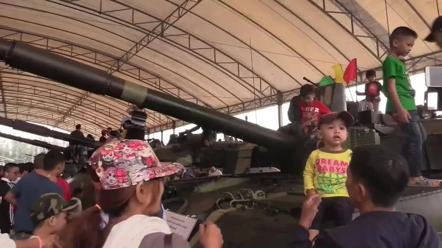 En Tailandia, los niños juegan con armas de guerra en su día nacional