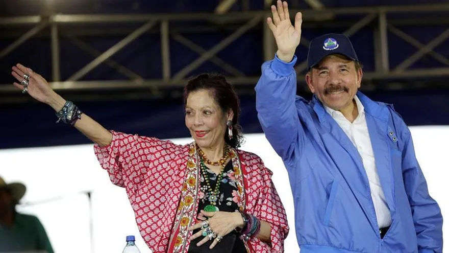 En la imagen, el presidente de Nicaragua Daniel Ortega (d) junto a la vicepresidenta Rosario Murillo (i).