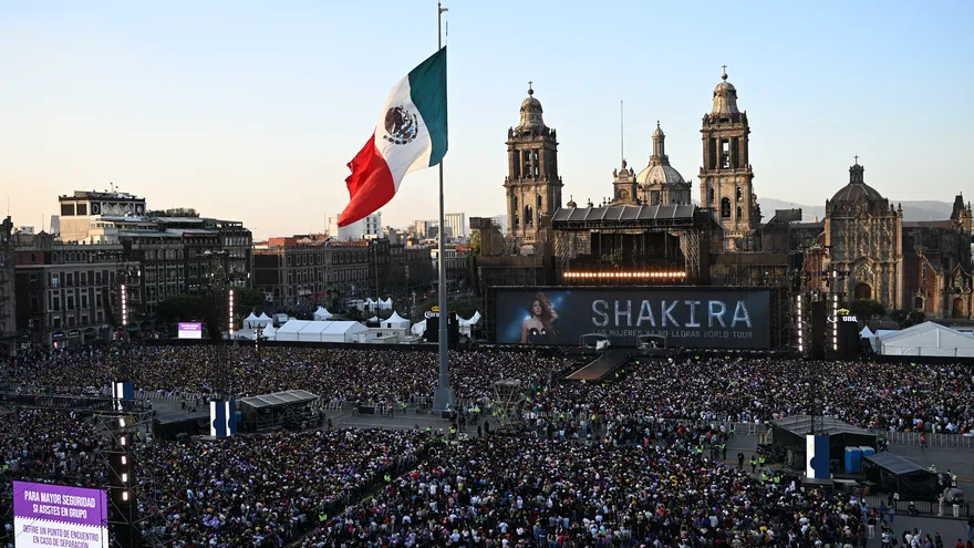 Miles de personas en el Zócalo de México por el concierto de Shakira