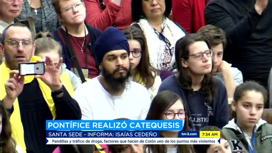 El Papa saluda a peregrinos en el Vaticano durante su audiencia