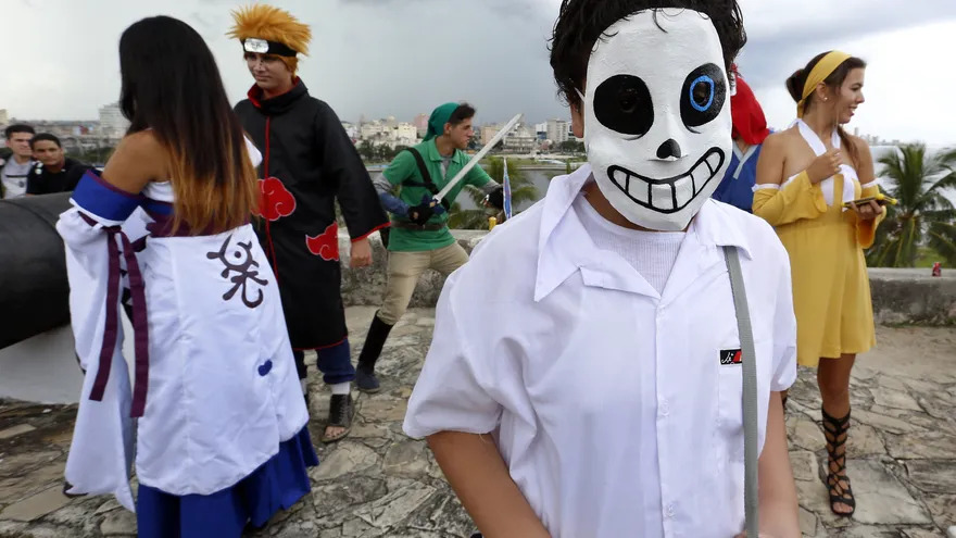 Jóvenes cubanos se disfrazan con los trajes de sus personajes de los animes japoneses.