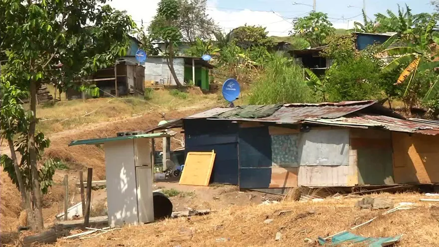 Residentes de Kuna Nega se bañan en río contaminado