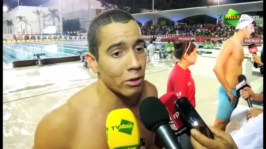 Edgar Crespo gana bronce en 100 mts pecho