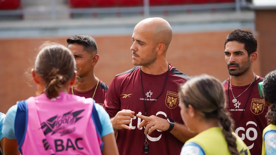 El técnico Gerard Aubí da indicaciones