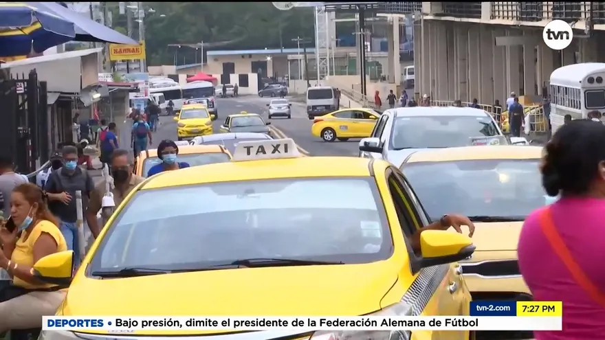 Miembros de una radio taxi se reinventan