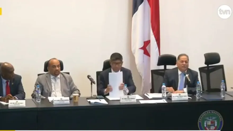 Reclamos estuvieron a la orden del día durante debate de contrato minero