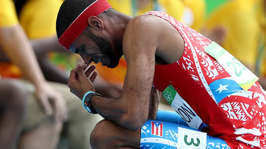 Javier Culson de Puerto Rico llora después de ser descalificado en la final de los 400 metros con vallas.