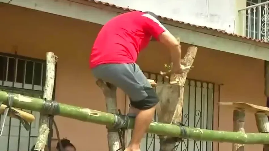 Proceso de amarre de la barrera del Festival de la Mejorana