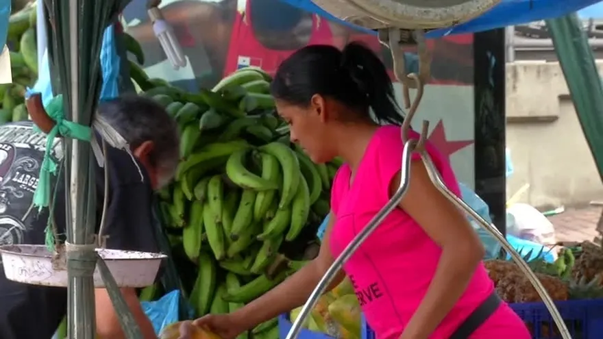 Vendedores informales en la 24 de Diciembre, preocupados por desalojos