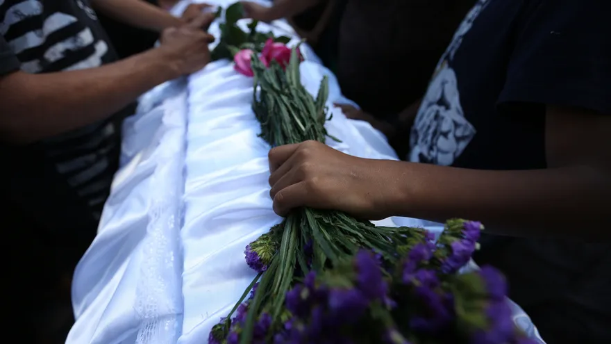 Familiares de Mereleyn Patricia, quien tenía 16 años al momento de morir en un incendio en un centro de menores, asisten a su funeral en el Cementerio General de Ciudad de Guatemala.