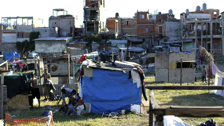 El crecimiento de la pobreza en la segunda mitad del año coincide con altas tasas de inflación.