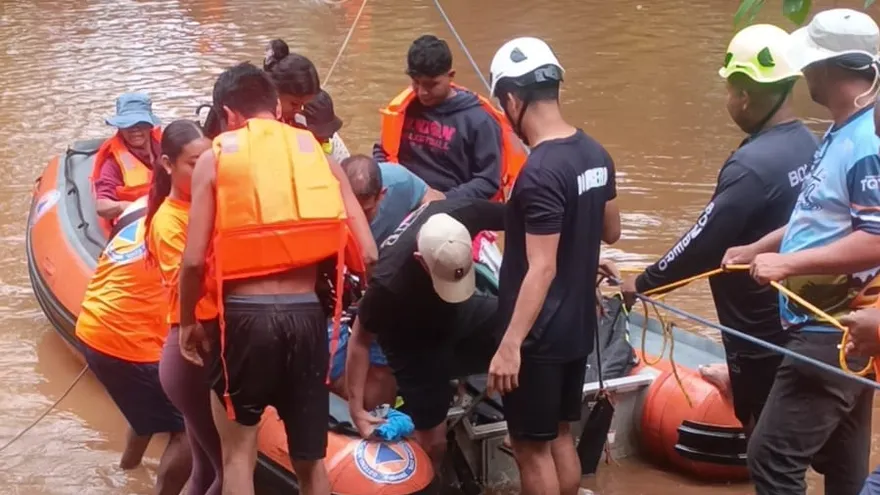 Una emergencia se registró en la provincia de Coclé luego de la crecida de los ríos Piedra y Gatún, situación que afectó a unas 200 personas y obstaculizó el paso de entre tres y cuatro buses con al menos 50 pasajeros cada uno.