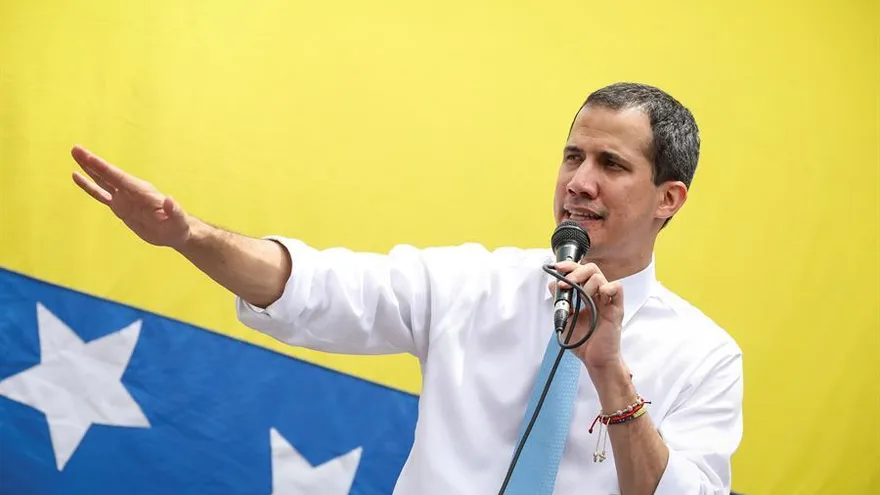 Guaidó anuncia un bono de 100 dólares para los trabajadores sanitarios, al margen del Gobierno