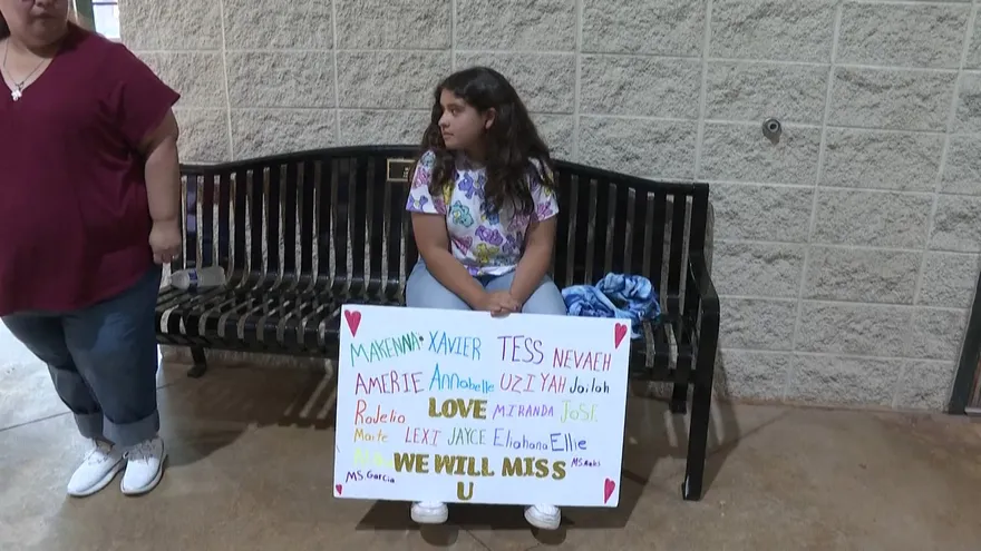Centenares de personas se reunieron para llorar a los muertos en la matanza en una escuela de Texas.