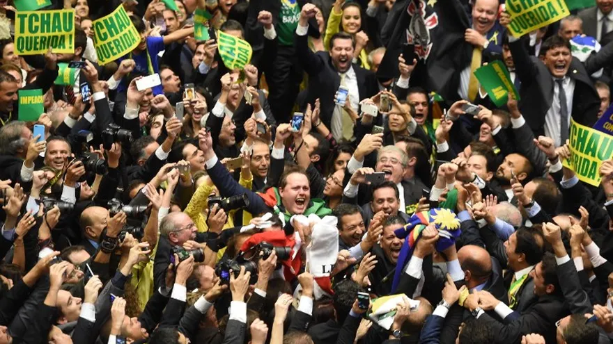 Diputados de oposición celebraron la decisión de la Cámara Baja, donde la mayoría de los diputados aprobó abrir juicio a la presidenta Dilma Rousseff.
