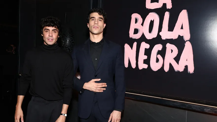 Javier Ambrossi y Javier Calvo asisten al estreno canadiense de “La Bola Negra” de Netflix, el 15 de septiembre de 2026, en Toronto, Ontario.