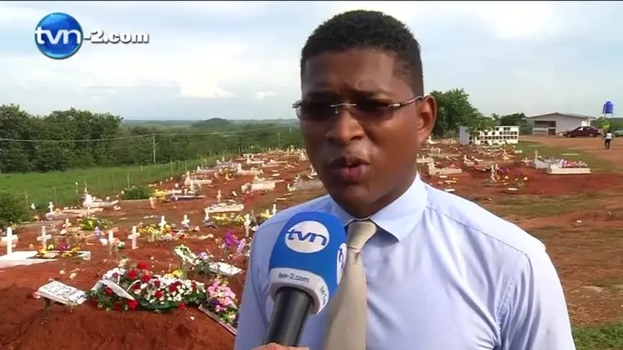 Tuvieron que cavar la tumba de sus familiares