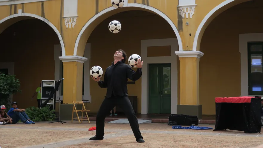 El malabarista español Jesús Fornies, conocido como "El niño de los balones"