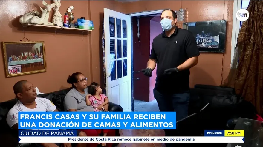 Francis Casas y su familia reciben una donación de camas y alimentos