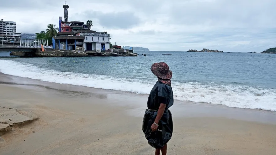 Una persona observa el clima nublado en una playa de Acapulco, México