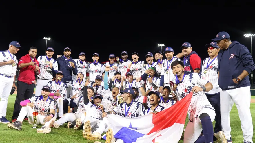 Integrantes de la Selección de Béisbol U23 de Panamá celebran la clasificación al mundial de la categoría