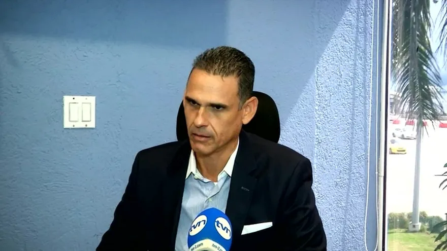 Carlos Barnes, gerente de ENA explica sobre el acceso entre la vía de Corredor Norte y la salida por Brisas de Golf.