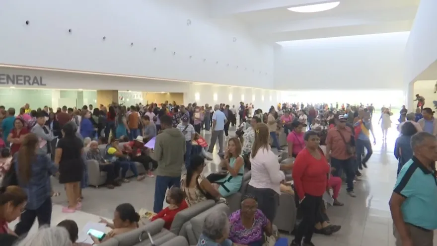 Cientos de usuarios llegaron a formar largas filas en la Ciudad de la Salud