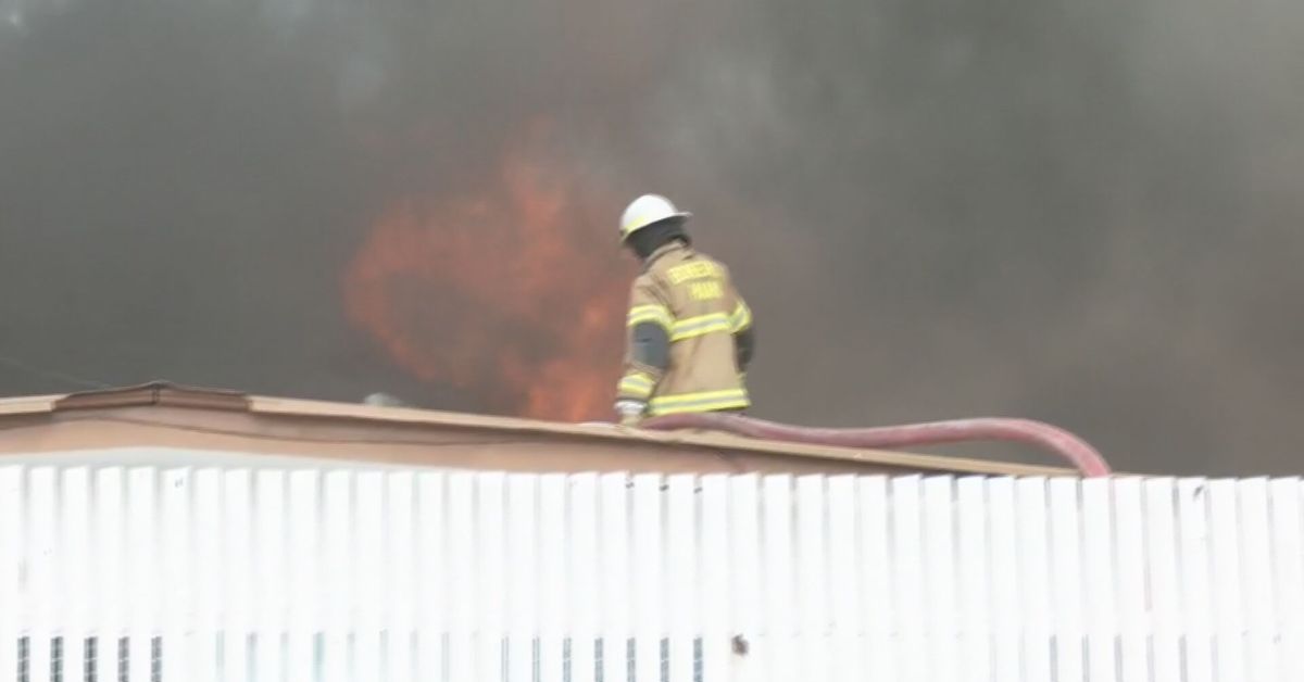 Incendio en Río Abajo: Bomberos trabajan en evitar propagación de llamas a escuela; residentes fueron evacuados