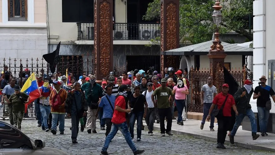 Se reportan varios heridos cuando seguidores del gobierno irrumpen con violencia en el Parlamento de Venezuela.