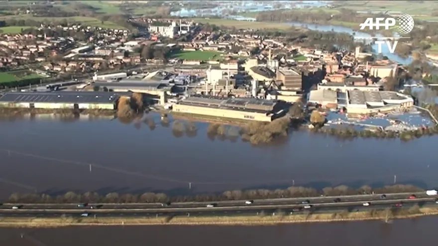 Refuerzan plan militar para ayudar a damnificados en Reino Unido