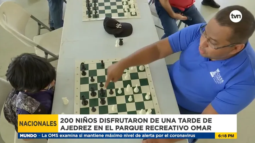 Tarde de ajedrez en el parque Omar