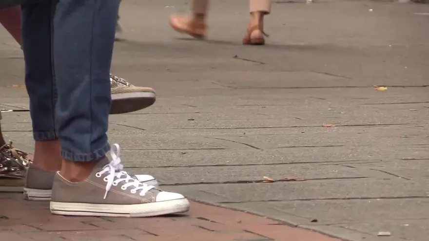 Zapatos rotos y desgastados, una cruda expresión de la crisis en Venezuela