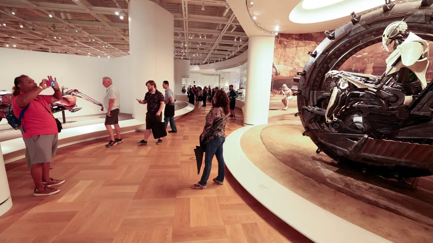 Fanáticos de 'Las Guerras de las Galaxias' dentro del Museo de Arte Narrativo de George Lucas en Los Ángeles, Estados Unidos
